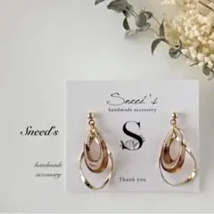 ▪ゴールドひねりフープチャーム×アクリルチャームピアス／イヤリング