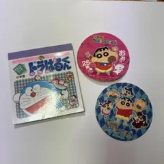 『ドラはるくん』と『25周年記念クレヨンしんちゃん展』ステッカーのセット