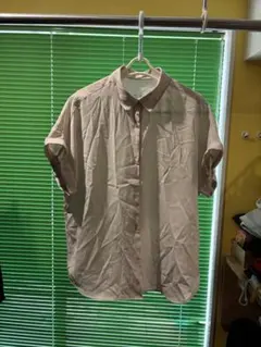 GU ベージュ 半袖シャツ