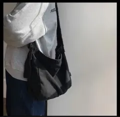 ショルダーバッグ　ブラック　メッセンジャーバッグ ニュースペーパー