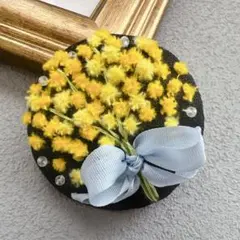 ハンドメイド　刺繍ブローチ　ふわふわミモザブーケ　水色リボン　くるみボタン