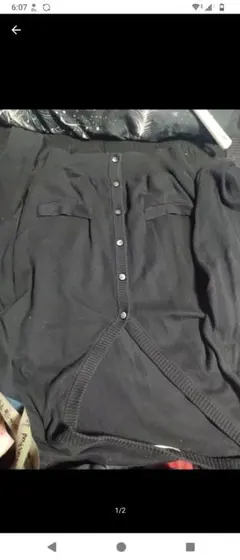 ブラックボタン付きカーディガン