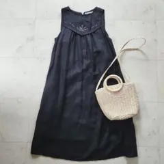 美品 パーリッシィ 麻混 ノースリーブワンピース 刺繍 ギャザー 黒 裏地付きのサムネイル
