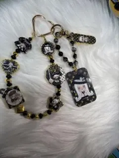 黒と金のアクリルキーホルダー