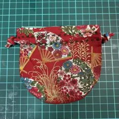 華やかな花柄の巾着袋