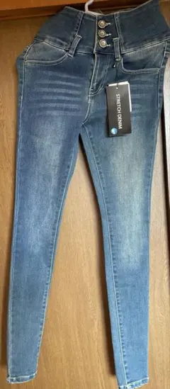 新品タグ付きスキニーデニム 82ブルー 55-85