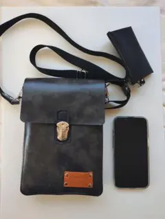 ハンドメイド　レザー ショルダーバッグ ミニポーチ付き ブラック系