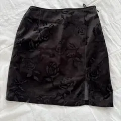 黒　ベルベットタイトスカート ローズ柄