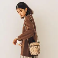 【有末麻祐子×PUBLIC TOKYO】レザースクエアサコッシュのサムネイル