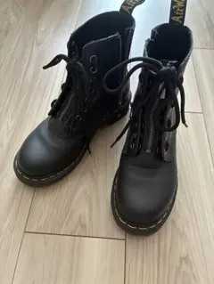 GUESS モノグラム レースアップブーツ - メルカリ