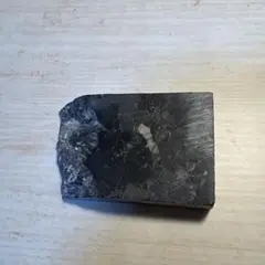 黒い長方形の自然石