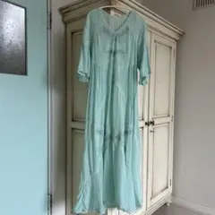 ミントグリーン刺繍入りワンピースのサムネイル