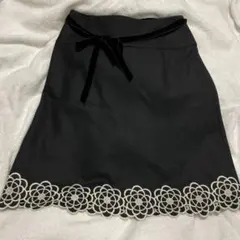 ★エムズグレイシー 裾に花の刺繍とパールが可愛いスカート黒サイズ40 美品リボン