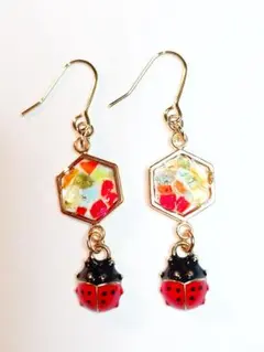No.423ハンドメイド ピアス レジン てんとう虫 六角形　琉球ガラス