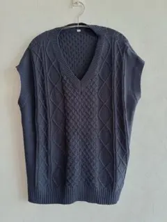 ネイビーケーブルニット Vネック ベスト　綿&アクリル　春秋