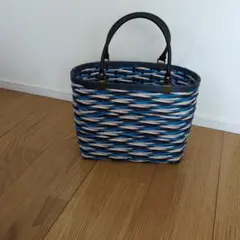 ストライプデザインのかごバッグ