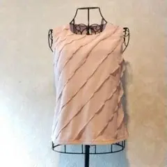 薄いピンクのフリルタンクトップ
