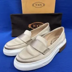 セール美品TOD'S トッズシャンパンゴールドサテン調ローファー ベージュ 37のサムネイル