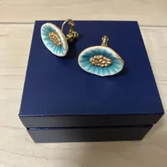 青色と金色の花形イヤリング