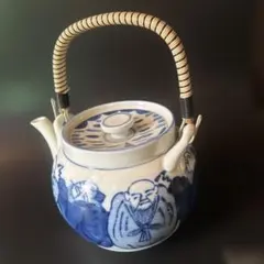 青い絵柄の急須