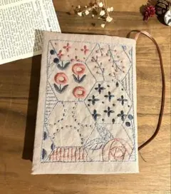 刺繍　ブックカバー　ハンドメイド　パッチワーク調　手刺繍　くすみピンク