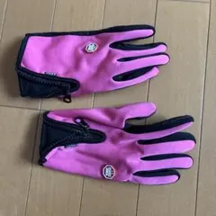 ピンクと黒の滑り止め手袋