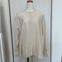 クリーム色のボタン付き長袖シャツ