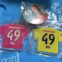 横浜FC️ ユニホーム型キーホルダー、缶バッジセット　ブローダーセン