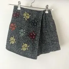 BeBe お花刺繍　裏地付き　巻きスカート風ショートパンツ　ツイード