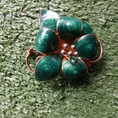 花デザイン ブローチ 緑色