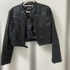 黒のクロップドレザージャケット