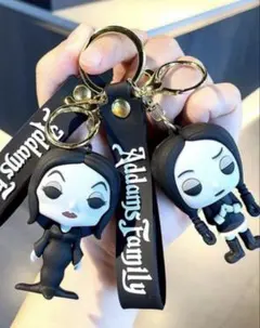 ウェンズデーアダムス・ファミリー キーホルダー （右のウェンズデーのみ）