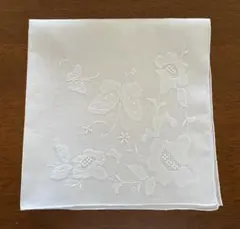ホワイト花と蝶刺繍ハンカチ　2枚のサムネイル