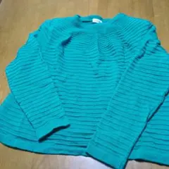 ターコイズ色の長袖セーター