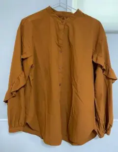 GU フリル付きオレンジ長袖シャツ