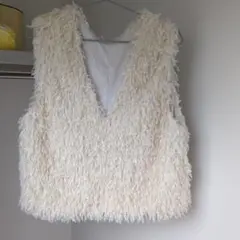ホワイト　 フサフサフリンジノースリーブ Vネック ベスト　　シャンドラローズ