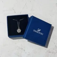 美品☆Swarovski 花モチーフ ネックレス