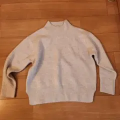 ベージュ ハイネックニットセーター