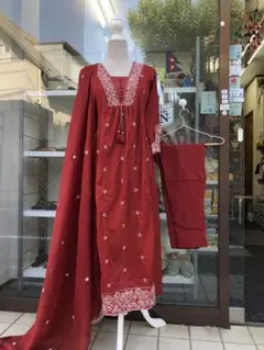 赤色刺繍入りセットアップ