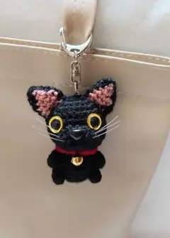 あみぐるみ　ネコ（黒／黄色目）　キーホルダー(小)