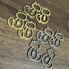 猫と魚のチャーム 金色と銀色 約2cm