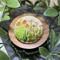 花刺繍ブローチ　ベージュコットン生地