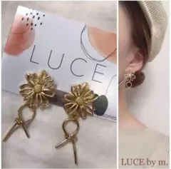 370 ゴールド 透かしフラワー 小ぶり 結びリング リボンピアス イヤリング