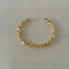 ゴールド ツイストデザインバングル