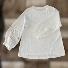 レース付きホワイト長袖シャツ