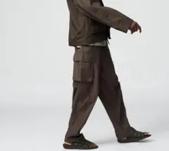 ユニクロC ワイドフィットカーゴパンツ ダークブラウン