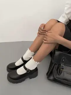 黒の厚底ストラップシューズ