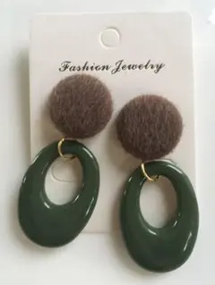 グリーン☆中抜きオーバルパーツとボタンカボションのピアス・イヤリング