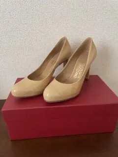 Ferragamo フェラガモ Leo85 エナメルパンプス ベージュ 23cm - メルカリ