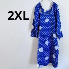 2XL青い花柄の3/4袖ワンピース スリット入り